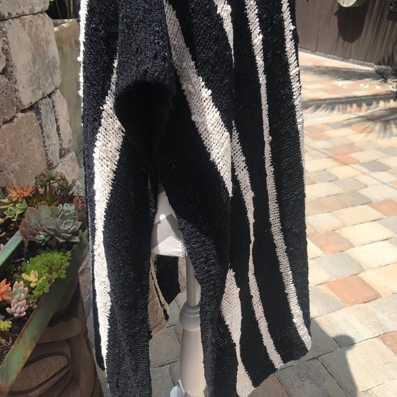 NWOT Surf cover up or Super cozy sweater throw! Super soft - Picture 4 of 6